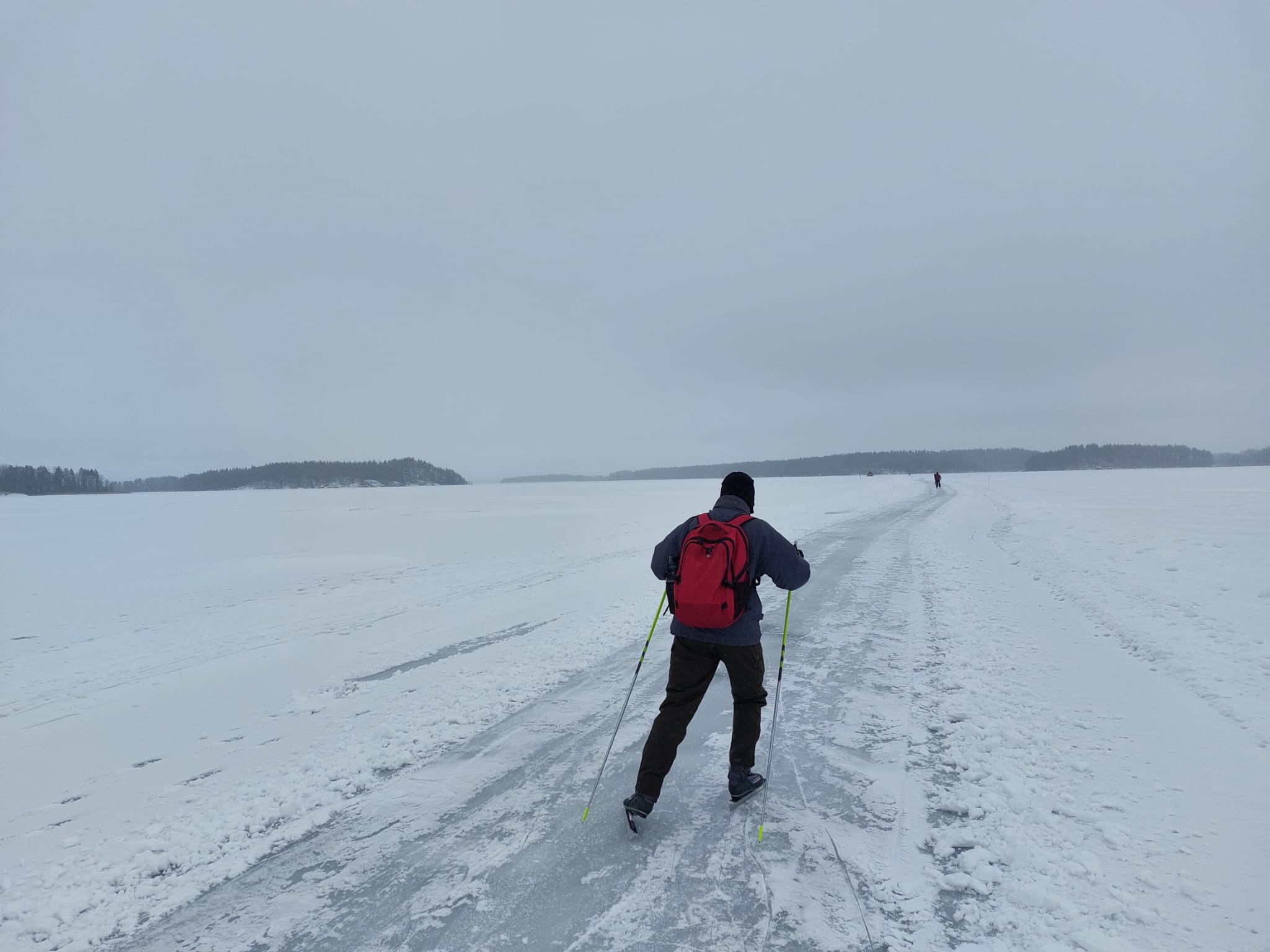 Patin à glace sur un lac gelé près de Savonlinna