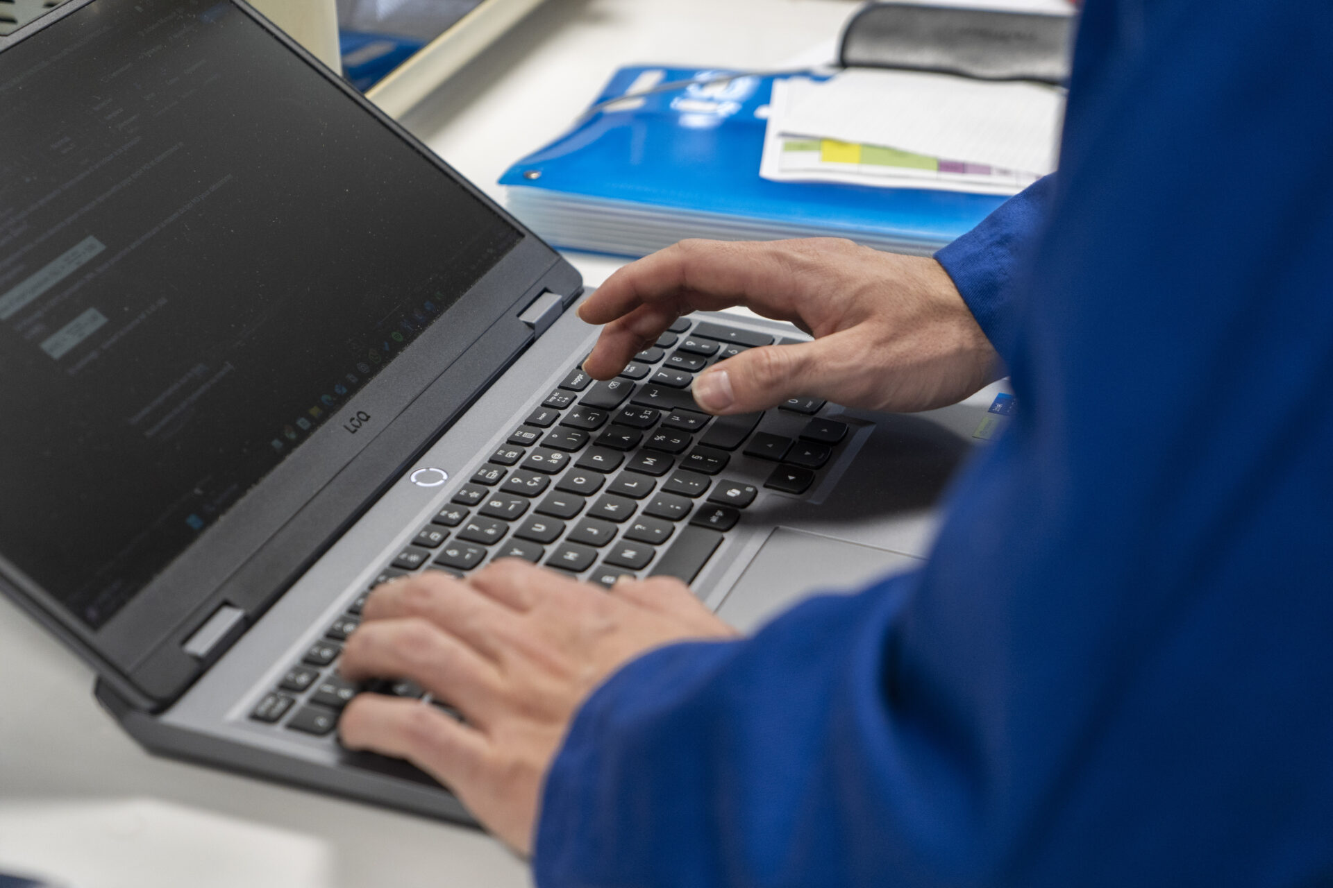 Etudiante qui trace un repère sur une pièce de bois